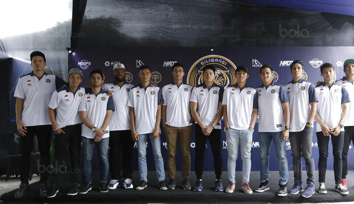 Pemain Siliwangi Bandung foto bersama usai acara launching di Bandung, Kamis (30/11/2017). Siliwangi Bandung mengenalkan skuad baru untuk menyongsong kompetisi IBL musim depan. (Bola.com/M Iqbal Ichsan)