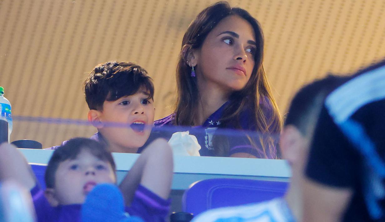 Istri Lionel Messi, Antonela Roccuzzo, hadir langsung memberikan dukungan saat Timnas Argentina berhadapan dengan Polandia pada laga Piala Dunia di Stadion 974, Doha, Rabu (30/11/2022). (AFP/Odd Andersen)