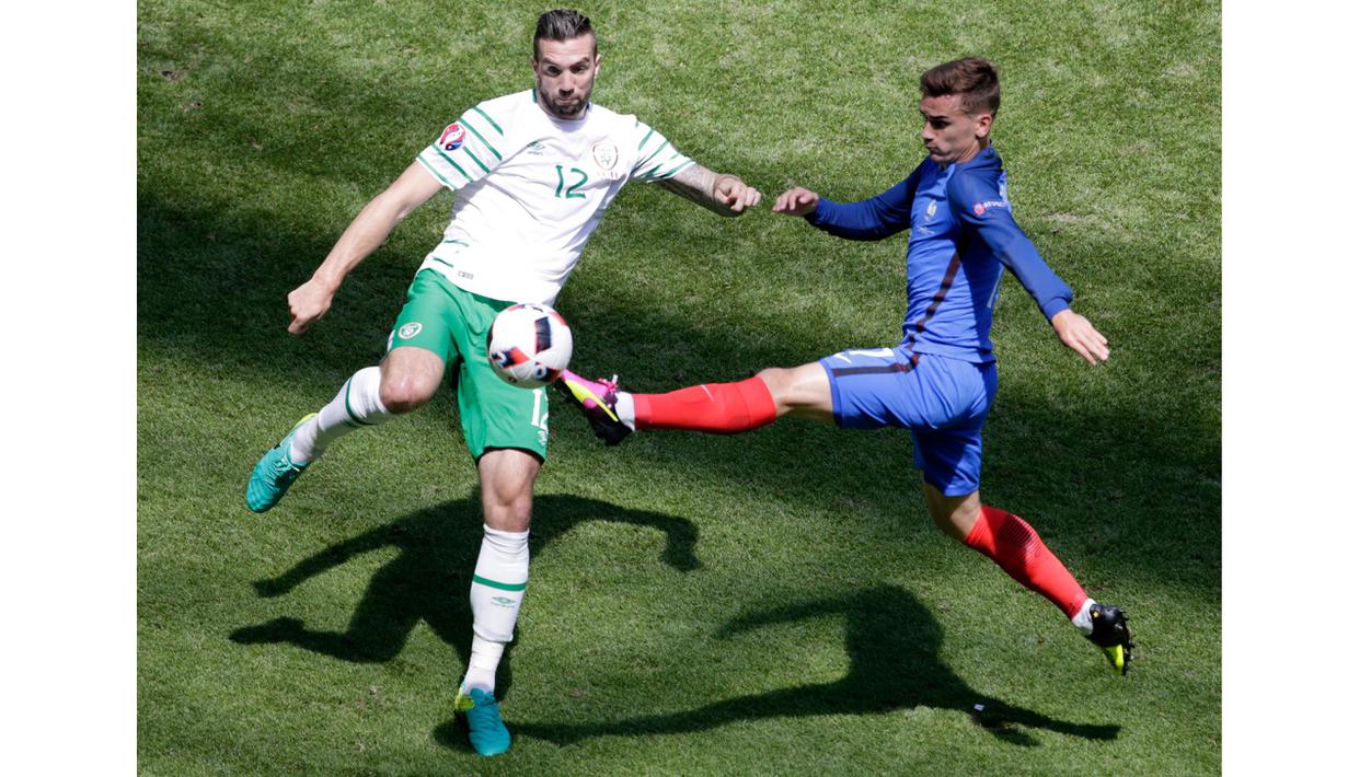 Pemain Republik Irlandia, Shane Duffy (kiri) berebut bola dengan pemain Prancis, Antoine Griezmann pada babak 16 besar Piala Eropa 2016 di Stade de Lyon, Lyon, Minggu (26/6/2016). (EPA/Mast Irham)