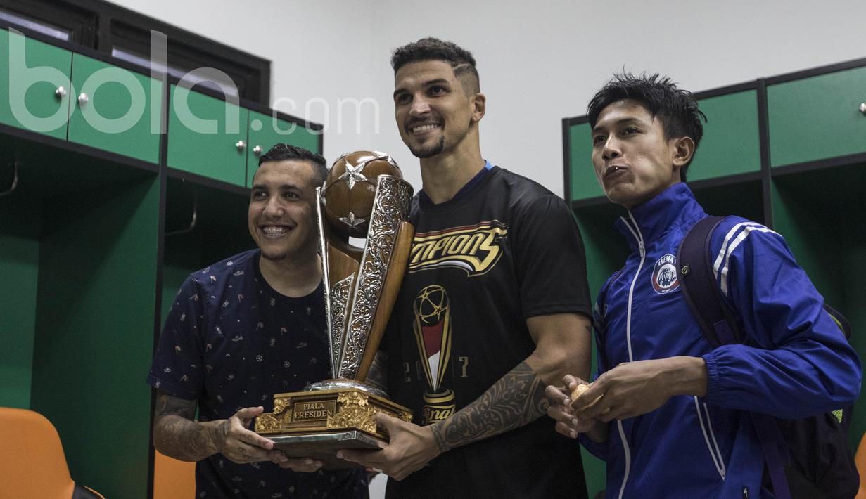 Bek asal Brasil, Arthur Cunha, merayakan piala perdananya bersama Arema FC dengan meraih gelar Piala Presiden 2017. (Bola.com/Vitalis Yogi Trisna) 