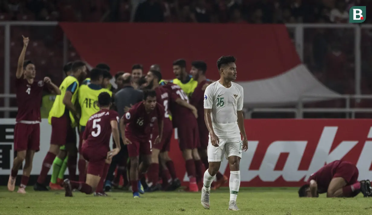 Gelandang Timnas Indonesia, Saddil Ramdani, tampak kecewa usai dibobol Qatar pada laga AFC U-19 Championship di SUGBK, Jakarta, Minggu (21/10). Indonesia kalah 5-6 dari Qatar. (Bola.com/Vitalis Yogi Trisna)