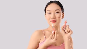 Ilustrasi perempuan menggunakan lip tint. (c) serezniy/Depositphotos