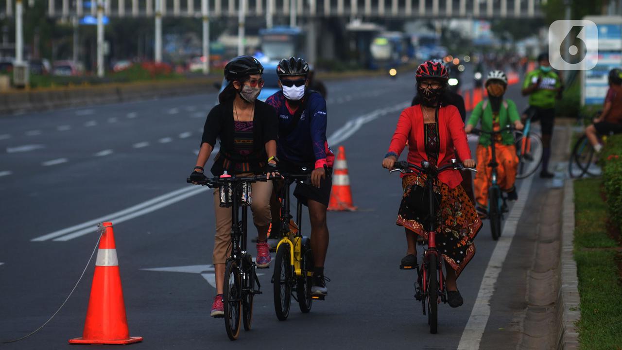 Perempuan Bersepeda dengan Kebaya