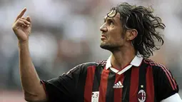 AC Milan&#039;s captain Paolo Maldini acknwoledges the supporters at the end of his team&#039;s Serie A match against AS Roma in Milan&#039;s San Siro Stadium on May 24, 2009. AFP PHOTO/FILIPPO MONTEFORTE