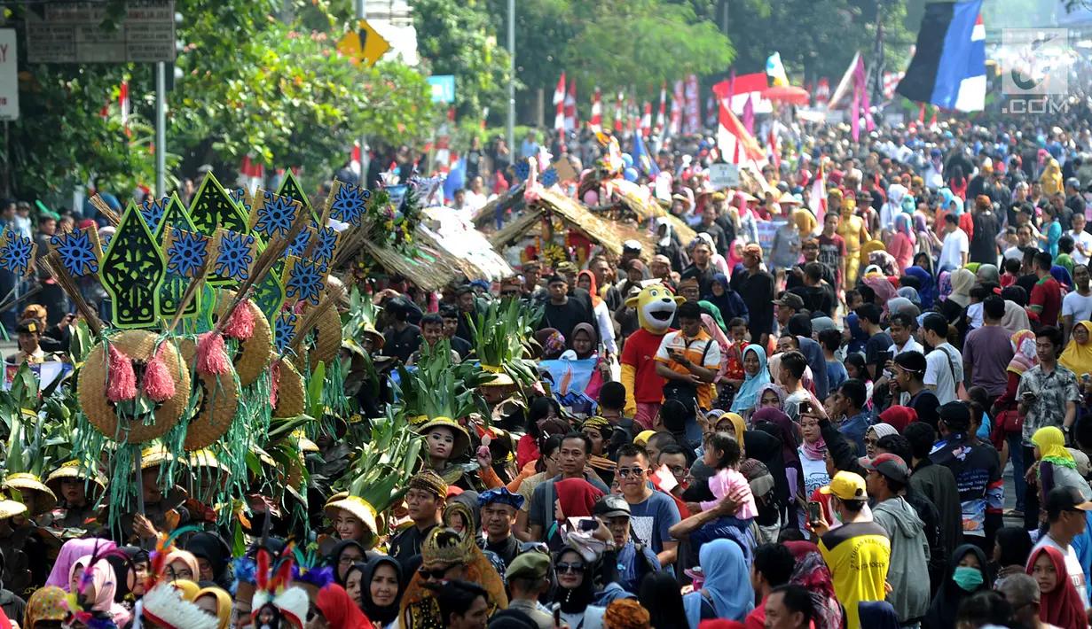 Suasana keramaian festival budaya Helaran 2018, Bogor, Jawa Barat, Minggu (12/8). Helaran merupakan acara puncak HUT ke-536 Bogor. (Merdeka.com/Arie Basuki)