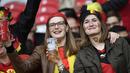 Dua Suporter cantik Belgia tengah bersiap menanti laga antara timnya melawan Wales pada perempat final Piala Eropa 2016 di Stade Pierre-Mauroy, Lille, Prancis, Sabtu (2/7/2016) dini hari WIB. (AFP/Miguel Medina)