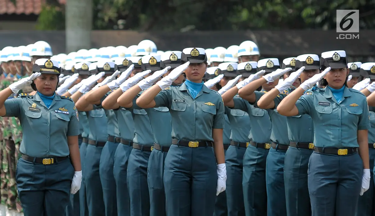 Anggota TNI AL mengikuti latihan gabungan bersama calon Paskibraka Nasional di PPPON Cibubur, Jakarta , Senin (7/8).  Latihan bersama ini untuk menyamakan gerakan dan langkah antara calon Paskibraka Nasional dengan tim gabungan (Liputan6.com/Yoppy Renato)