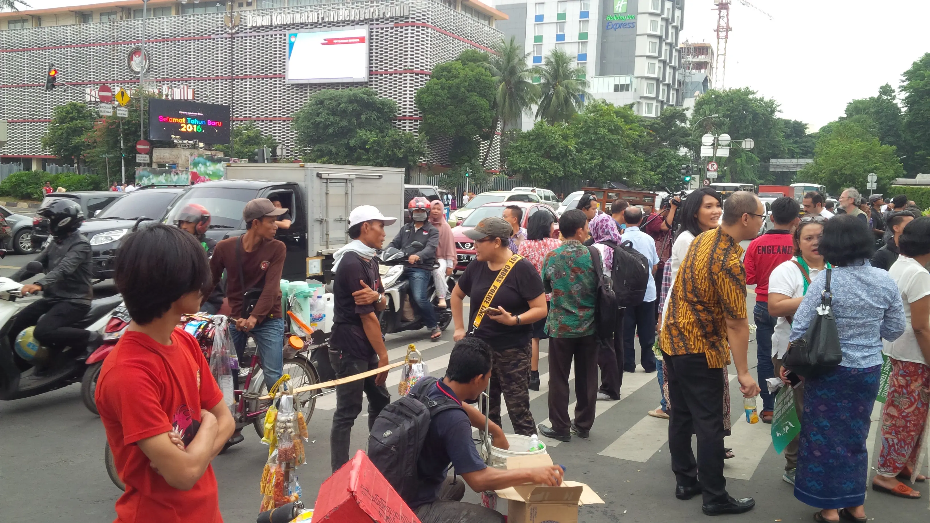 Sejumlah warga berkumpul di lokasi terjadinya serangan teroris di Thamrin, Jakarta. (Liputan6.com/Oscar Ferri)