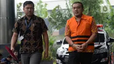 Tersangka mantan Kepala Dinas PUPR Kabupaten Indramayu, Omarsyah (kanan) tiba untuk menjalani pemeriksaan di gedung KPK, Jakarta, Selasa (28/1/2019). Omarsyah diperiksa terkait kasus dugaan pengaturan proyek di lingkungan Pemerintah Kabupaten Indramayu tahun anggaran 2019. (merdeka.com/Dwi Narwoko)