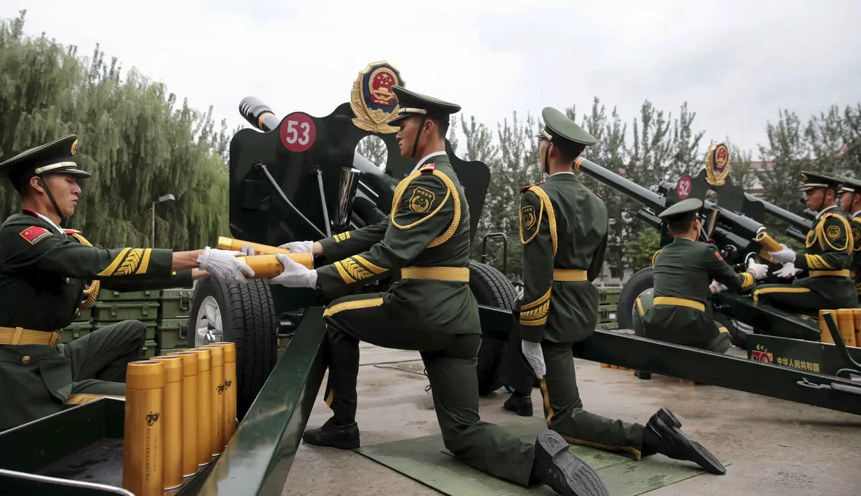 Pasukan militer  melakukan latihan dengan meriam untuk memperingati 70 tahun berakhirnya Perang Dunia II di Pangkalan Militer Beijing , Cina , ( 1/8/2015). Parade militer besar-besaran akan disuguhkan China untuk menyambut acara ini. (REUTERS/Stringer)