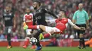 Gelandang Southampton, Nathan Redmond, berebut bola dengan bek Arsenal, Shkodran Mustafi. Tertinggal 0-1 membuat pasukan Meriam London terus melancarkan serangan, namun sayang sembilan kali tembakannya melenceng. (Reuters/Dylan Martinez)