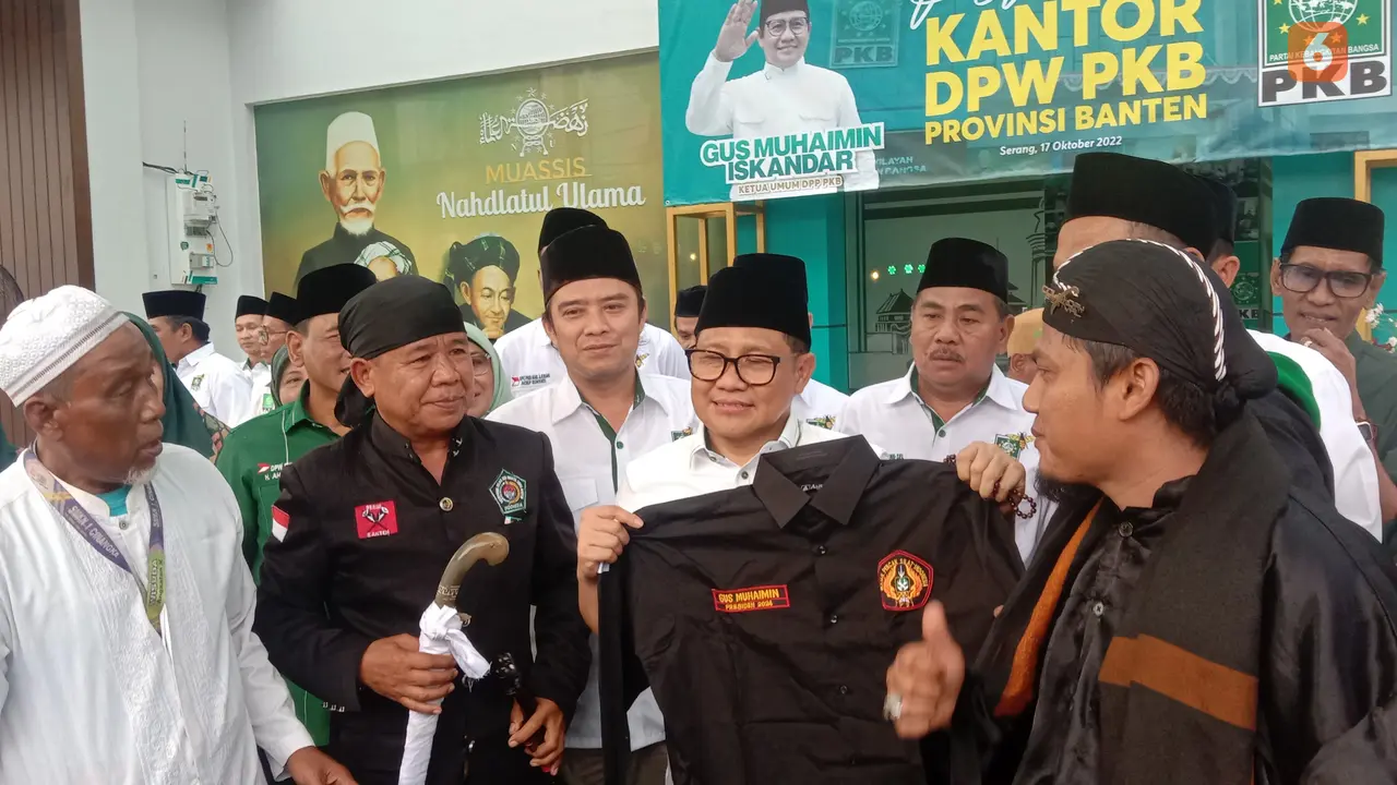 Muhaimin Iskandar, Ketua Umum PKB, Mendapatkan Baju Pendekar Dari Jawara Banten. (Senin, 17/10/2022). (Yandhi Deslatama/Liputan6.com).