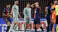 Gelandang Barcelona asal Spanyol #06, Pablo Gavi (C), bereaksi setelah gagal mencetak gol dalam pertandingan Liga Spanyol antara FC Barcelona dan Club Atletico de Madrid di Estadi Olimpic Lluis Companys di Barcelona, Minggu dini hari WIB (22-12-2024). (Josep LAGO/AFP)
