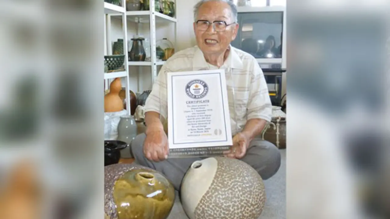 Tak kenal usia menuntu ilmu, Shigemi Hirata meraih gelar sarjananya di usia 96 tahun. Ia pun berencana melanjutkan program pasca sarjana. Foto : Japan Times