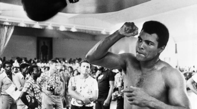 Saat kunjungan Muhammad Ali ke Jakarta, ternyata pernah ada penodong yang dibuatnya lari. Bagaimana kisahnya?
