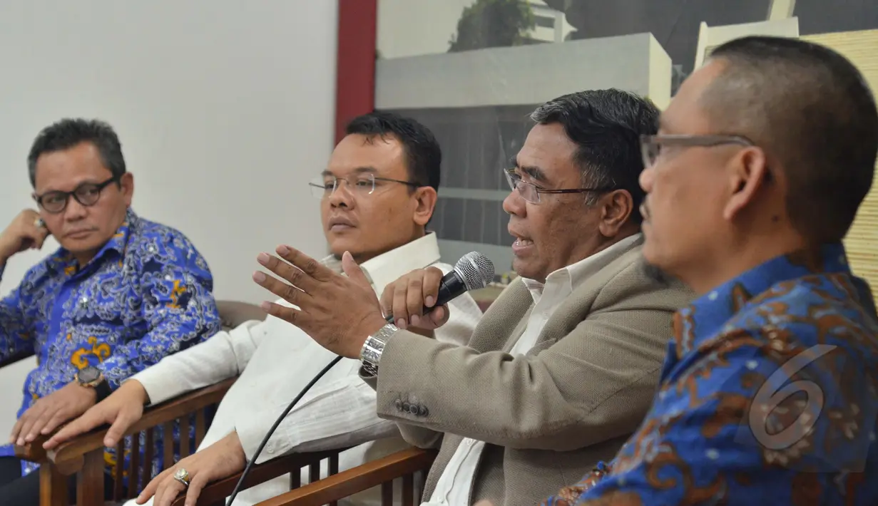 Suasana diskusi masalah haji di Senayan, Jakarta, Rabu (25/3/2015). Salah satu masalah haji ialah belum dibayarnya uang muka dalam proses penyediaan pemondokan di Makkah dan Madinah.(Liputan6.com/Andrian M Tunay)