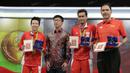 Peraih medali emas Olimpiade Rio 2016, Liliyana Natsir (kiri) dan Tontowi Ahmad, serta Ketua Umum PBSI, Gita Wirjawan, saat mendapat penghargaan dari EMTEK yang diserahkan oleh Vice President Director EMTEK, Sutanto Hartono. (Bola.com/Arief Bagus)