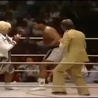 Video ini akan semakin membuktikan kekuatan para ibu-ibu, bahkan Muhammad Ali pun mengakui kehebatan para ibu-ibu. (Foto: Facebook/World Boxing Source)