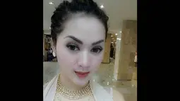 Lewat sebuah acara musik, Hiara Cleopatra didapuk sebagai penyanyi yang disebut-sebut sangat mirip dengan Syahrini. (twitter.com/Hiara_cleo)