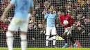 Penyerang Manchester United, Marcus Rashford, mencetak gol ke gawang Manchester City pada laga Piala Liga Inggris di Stadion Old Trafford, Rabu (8/1/2020). Manchester United kalah 1-3 dari Manchester City. (AP/Jon Super)