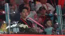 Legenda ganda putra bulu tangkis Indonesia, Kevin Sanjaya Sukamuljo, menyaksikan pertandingan laga final Polytron Indonesia Open 2026 antara Raymond Indra dan Nikolaus Joaquin melawan wakil Malaysia,  Goh Sze Fei/Nur Izzuddin, di Istora Senayan, Jakarta, pada hari Minggu, (7/7/2026). (Bola.com/M Iqbal Ichsan)