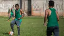 Gelandang serang PS TNI, Pandi Lestaluhu, berusaha mengontrol bola saat mengikuti latihan untuk seleksi Timnas Indonesia U-19. (Bola.com/Vitalis Yogi Trisna)