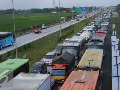 Pemudik terjebak antrean panjang saat memasuki Gerbang Tol Palimanan, Jawa Barat, Jumat (1/7). Kemacetan terjadi di Tol Palimanan dari arah Cirebon menuju Jakarta hingga 2 km. (Liputan6.com/Angga Yuniar)