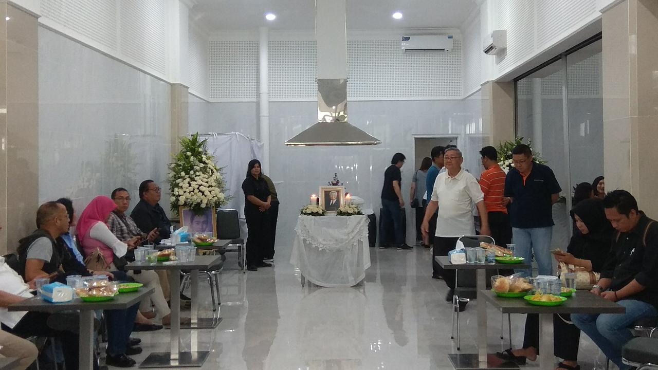 Suasana ketika jenazah pendiri Matahari Hari Darmawan disemayamkan