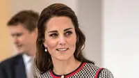 Kate Middleton tampil memesona dengan balutan gaun berdetail plunge atau dada rendah berbahan lace atau brokat rancangan Marchesa. (Foto: AFP)