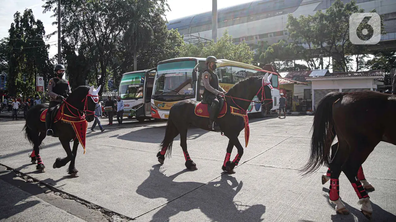 FOTO: Polisi Berkuda Patroli di Terminal Kampung Rambutan