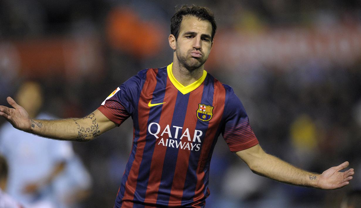 Cesc Fabregas. Gelandang Spanyol berusia 35 tahun yang kini berstatus tanpa klub usai meninggalkan AS Monaco di akhir musim 2021/2022 ini pernah memperkuat Barcelona selama 3 musim mulai 2011/2012 hingga 2013/2014. Nilai transfernya saat didatangkan Barcelona dari Arsenal senilai 34 juta euro atau kini setara Rp514 miliar menjadi salah satu pembelian termahal dari klub Liga Inggris. Bersama Barcelona ia total tampil dalam 151 laga di semua ajang dengan torehan 42 gol dan 50 assist. (AFP/Miguel Riopa)