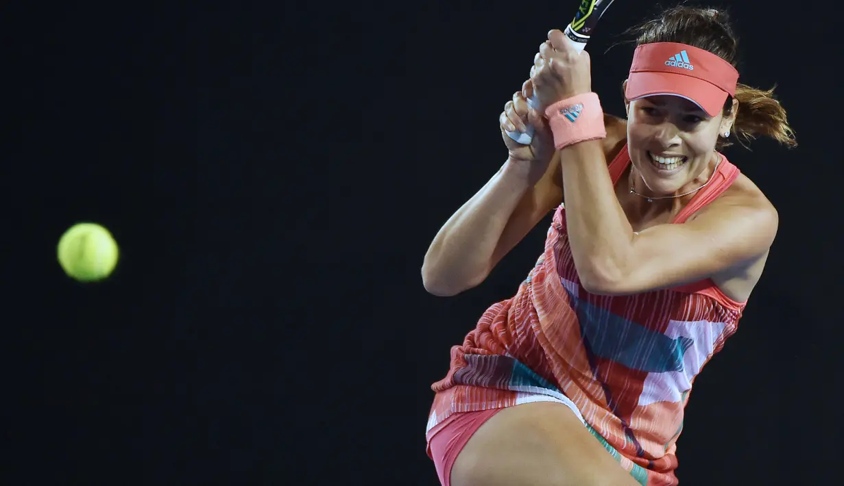 Serbia, Ana Ivanovic melakukan backhand saat bertanding melawan petenis Latvia, Anastasija Sevastova pada Australia Open 2016 di Melbourne Park, Australia, Kamis (21/01/2016). (AFP/Paul Crock)