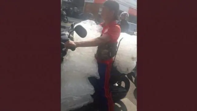 6 Potret Orang Bawa Es Batu Pakai Motor, Berpacu dengan Waktu