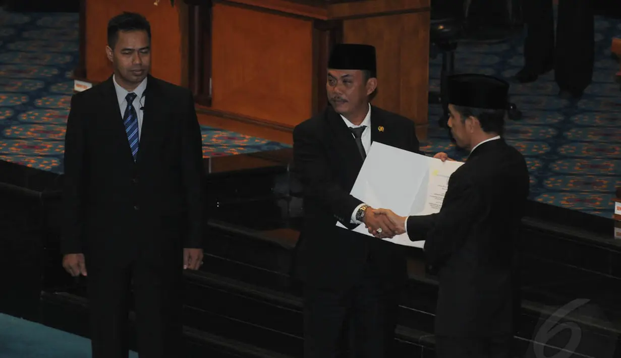 Jokowi kemudian menyerahkan surat pengunduran dirinya sebagai gubernur secara simbolik kepada Ketua DPRD DKI Prasetyo Edi Marsudi, Jakarta, (2/10/14). (Liputan6.com/Herman Zakharia) 