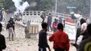 Aparat kepolisian menembakkan gas air mata untuk membubarkan massa yang terlibat bentrok di kawasan Manggarai, Jakarta, Minggu (30/11/2014). (Liputan6.com/Faizal Fanani)