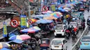Beberapa angkutan kota (angkot) tampak mengetem menunggu penumpang. Kondisi ini tentu saja sering membuat antrian kendaraan yang akan melintas menjadi macet (Liputan6.com/Andrian M Tunay)