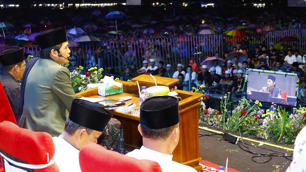 Gus Iqdam memberikan tausiya agama kepada puluhan rubu jamaah di Lapangan Sumbersewu Muncar (Istimewa)
