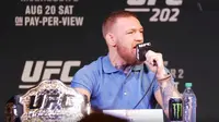 Pegulat UFC 202 Conor McGregor mengamuk saat jumpa pers. (Youtube)