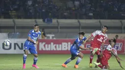 Proses terjadinya gol perdana Persib yang dicetak Zulham Zamrun pada laga terakhir Grup A Piala Presiden 2015 di Stadion Si Jalak Harupat, Bandung. Kamis (10/9/2015). (Bola.com/Vitalis Yogi Trisna)