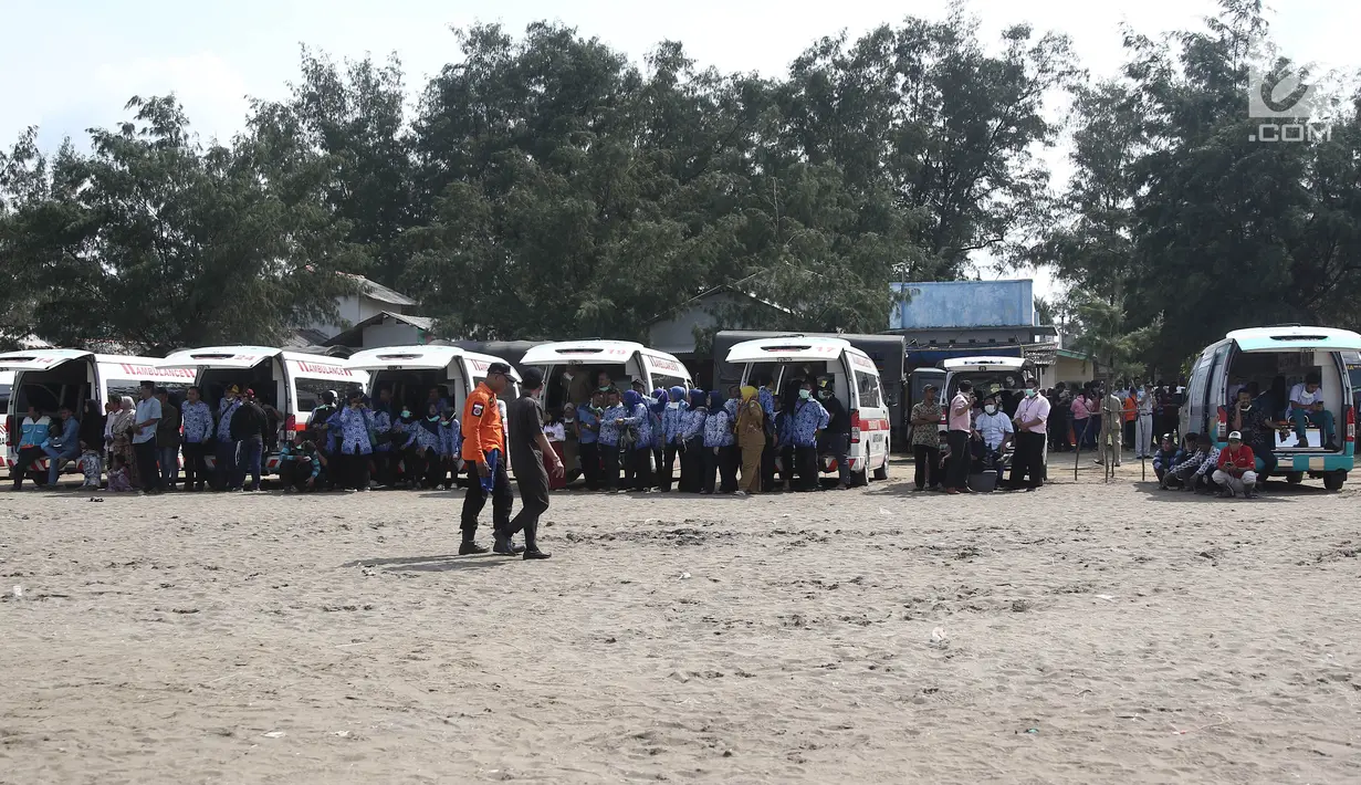 Suasana saat tim penyelamat bersiap menunggu evakuasi jenazah korban pesawat Lion Air JT 610 di Tanjung Pakis, Karawang, Jawa Barat, Senin (29/10). Pesawat Lion Air JT 610 dilaporkan hilang sekitar pukul 06.00 WIB. (Liputan6.com/Herman Zakharia)