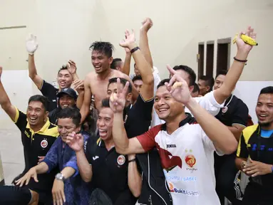 Tim Sriwijaya FC merayakan kemenangan diloker room usai mengalahkan Arema Cronus di Stadion Manahan, Solo, Minggu (11/10/2015). (Bola.com/NIcklas Hanoatubun)