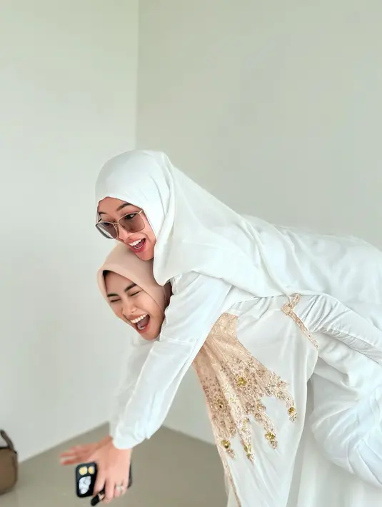 Netter beri pujian untuk look Happy Asmar ayang bikin pangling. "Hii kidsss ini mama mu cantik pol kids 🔥🔥😂 @happy_asmara77," komentar salah satu fans. [Instagram.com/happy_asmara77]