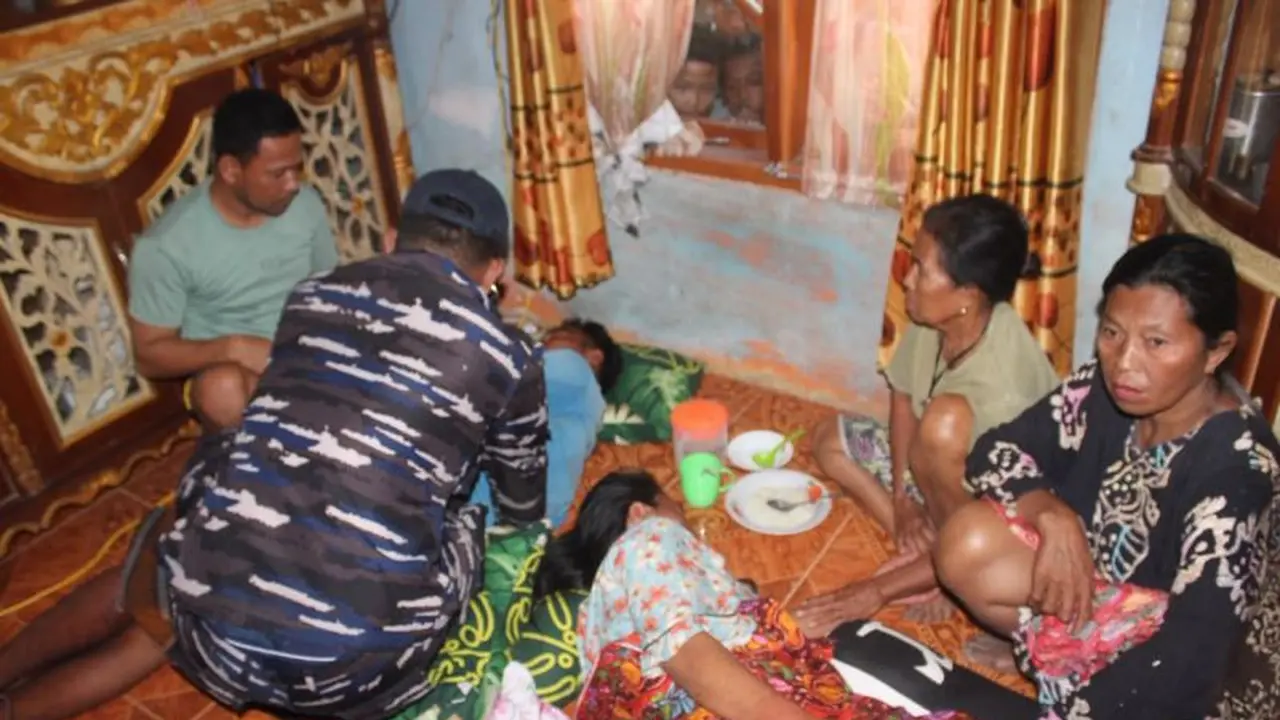 Petugas evakuasi korban tenggelamnya KM Nurul Salsa