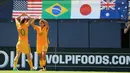 Pesepakbola wanita timnas Australia, Sam Kerr bersama rekan setimnya berselebrasi setelah mencetak gol ke gawang timnas Jepang pada turnamen sepakbola di Stadion Qualcomm, San Diego, California, 30 Juli 2017. (Sean M. Haffey/Getty Images/AFP)