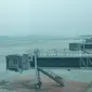 Lintasan pacu di Bandara SSK II Pekanbaru ketika masih diselimuti kabut asap beberapa waktu lalu. (Liputan6.com/M Syukur)