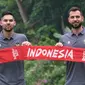 Sandy Walsh (kiri) dan Jordi Amat (kanan), dengan scarf Timnas Indonesia. (PSSI).