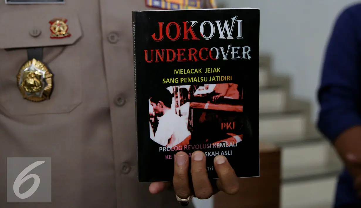 Penampakan sampul depan buku Jokowi Undercover yang ditunjukan di Kadivhumas Polri, Jakarta, Selasa (3/1). Dalam bukunya, Bambang menyebut Jokowi telah memalsukan data saat mengajukan diri sebagai calon presiden 2014 lalu. (Liputan6.com/Johan Tallo)