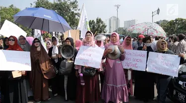 Sejumlah ibu menggelar aksi di sebarang Istana Merdeka dengan membawa peralatan dapur seperti panci dan penggorengan.