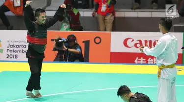 Pesilat Indonesia, Abdul Malik saat bertarung melawan Pesilat Vietnam, Dinh Tuan Nguyen di Arena Pendopo Pencak Silat TMII, Jakarta, Kamis (23/8). Pesilat Abdul Malik unggul dengan skor 3-1 di kelas 50-55 kg. (Liputan6.com/Fery Pradolo)