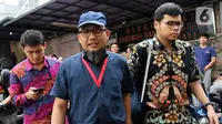 Penyidik senior KPK Novel Baswedan (tengah) saat jeda pemeriksaan kasus penyiraman air keras terhadapnya di Polda Metro Jaya, Jakarta, Senin (6/1/2020). Polisi memeriksa Novel Baswedan sebagai saksi setelah menetapkan dua tersangka penyerangan.(Liputan6.com/Johan Tallo)